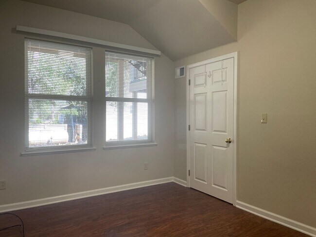 Building Photo - 3 bedroom, 3 bath, entertainment room, lib...