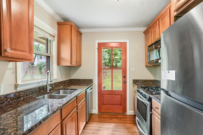 Building Photo - 932 Winburn Dr