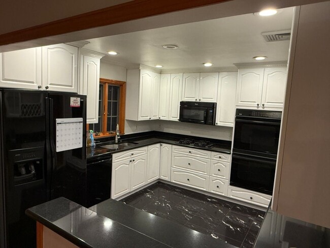 Building Photo - Charming 3BR apartment in East Meadow