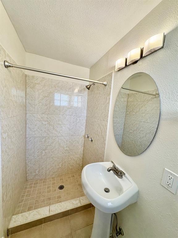 Building Photo - 8904 N Hamner Ave