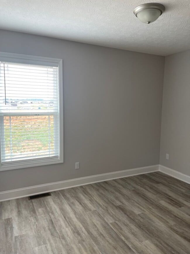 Building Photo - 488 Labrador Dr