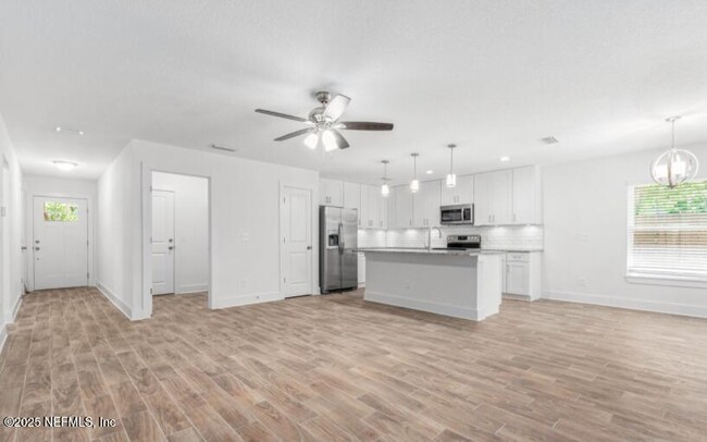 Building Photo - 528 Meteor St