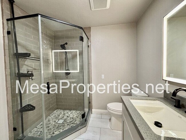 Building Photo - 13871 Oakmont Dr