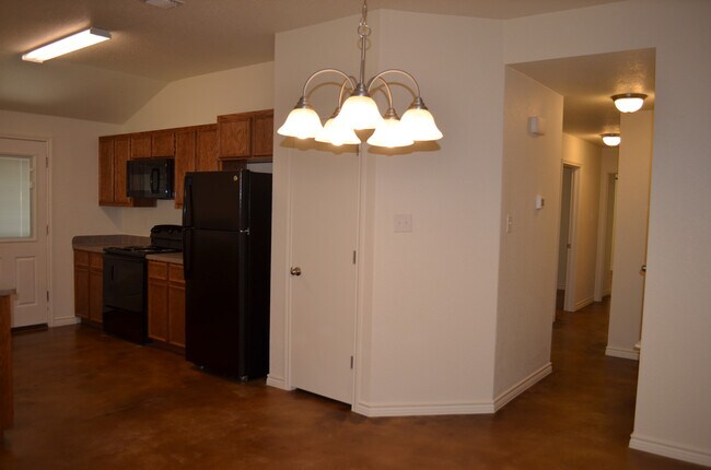 Building Photo - 914 Maplewood Dr