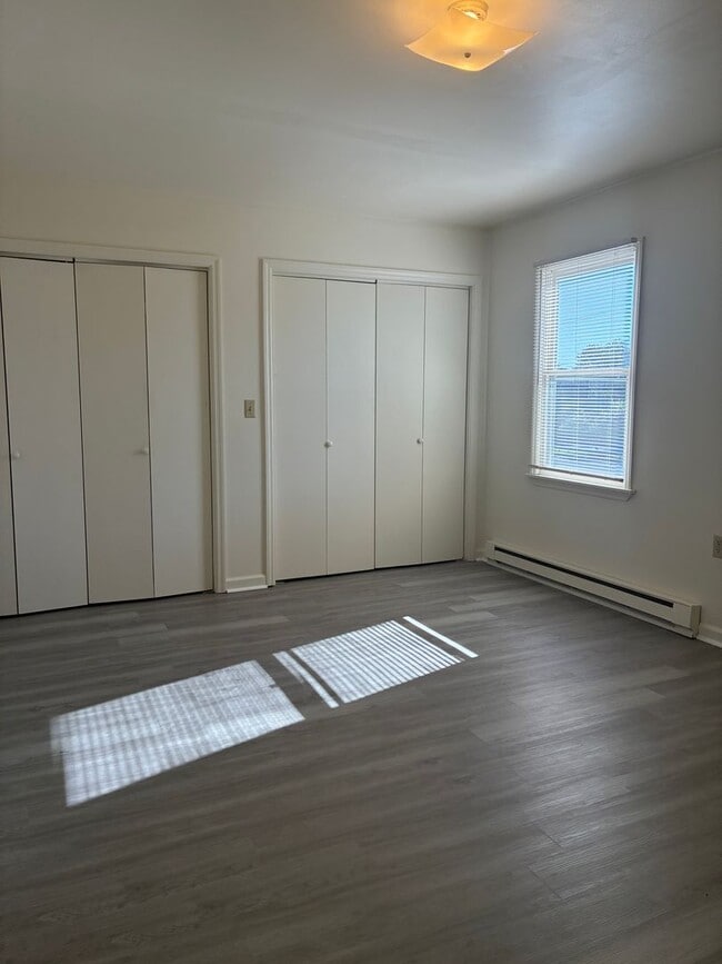 Building Photo - Bright & Spacious 2BR Top-Floor Apartment ...
