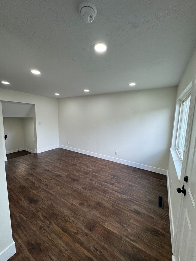 Building Photo - Spacious 4 Bedroom, 2 Bath Home Close to OWU!