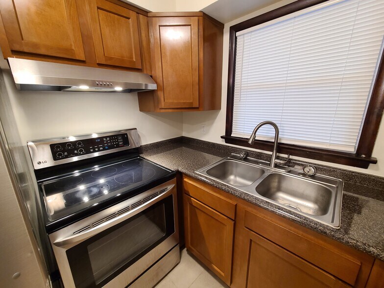 Kitchen - 305 Woodview Ave