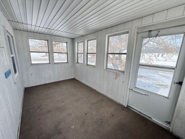 Building Photo - 2026 Renovation – Clean, Updated 2-Bedroom Near Shopping & Highways