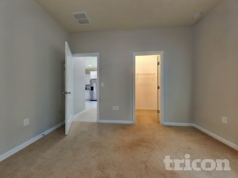 Building Photo - 2837 E Lake Pointe Dr