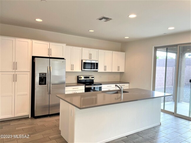 Building Photo - 9450 N Andrina Dr