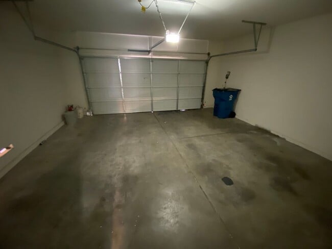 Building Photo - 2 Story, 3 bedroom, 2.5 bathroom home in Silverado Ranch