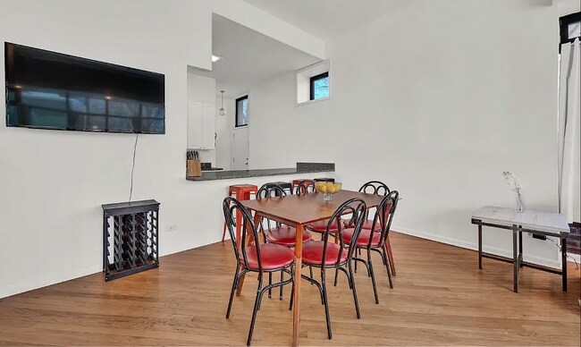 Building Photo - 2 bedroom in Chicago IL 60618