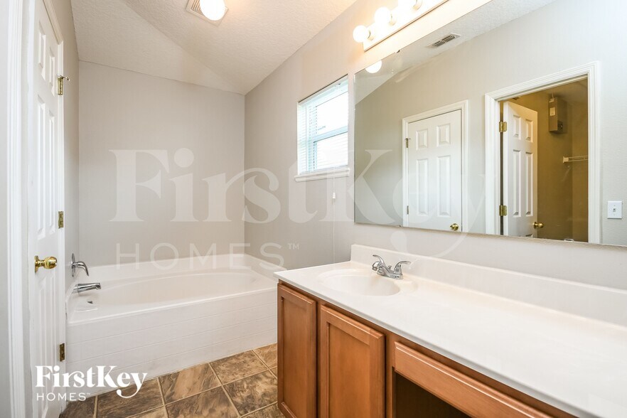 Building Photo - 926 Killarney Ln