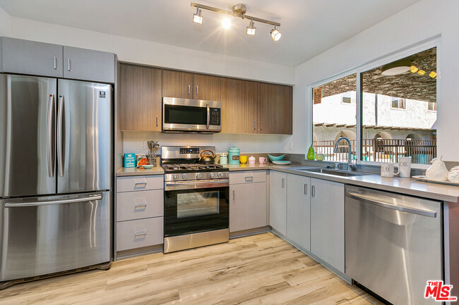 Building Photo - 6640 Woodley Ave
