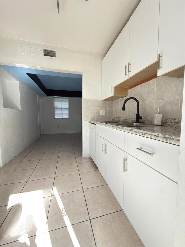 Building Photo - 1832 NE 49th St