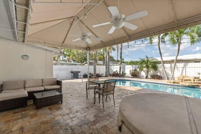 Building Photo - 1925 NE 29th Ct