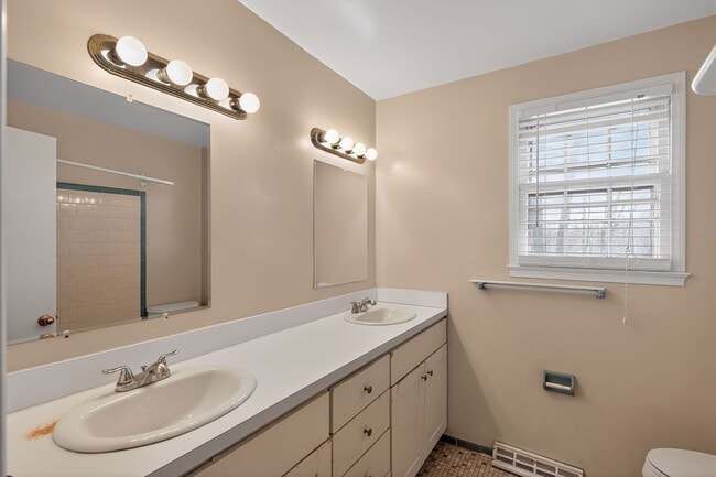 Building Photo - 12203 Westview Dr