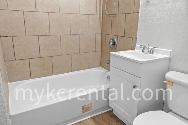 Building Photo - 1129 Hasbrook Ave