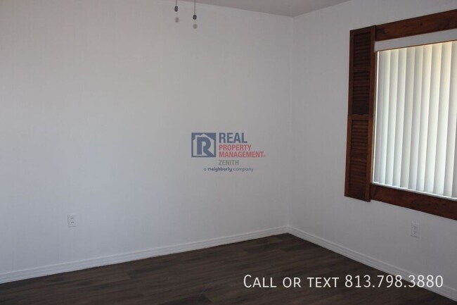 Building Photo - 621 Sunset Dr