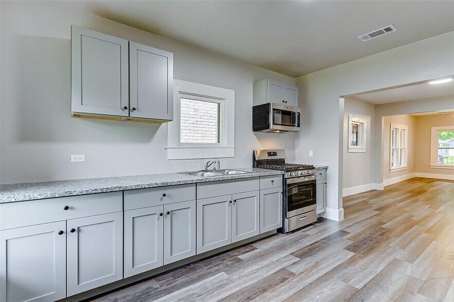 Building Photo - 406 Hahlo St