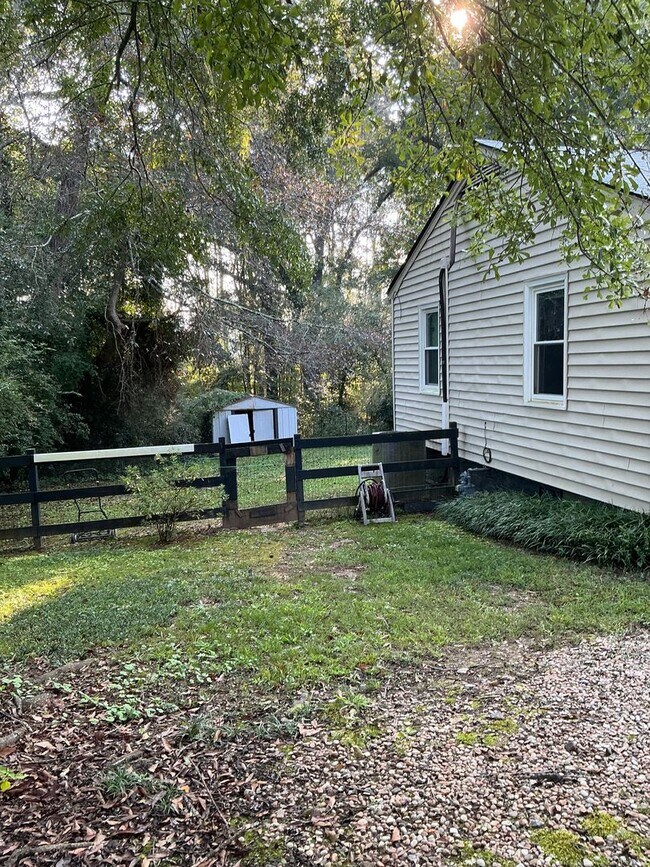 Building Photo - 2 Bedroom / One bathroom house!