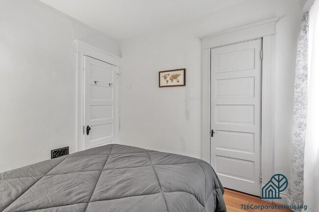 Building Photo - Furnished 3-Bedroom Lower Apartment on Bird Ave