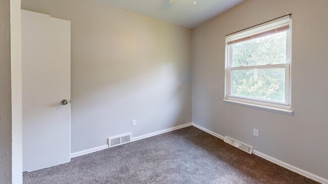 Building Photo - 3 Bedroom/1 bathroom renovated townhouse.