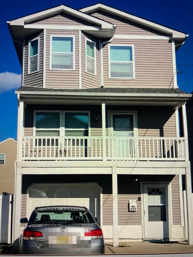 Building Photo - 829 3rd St