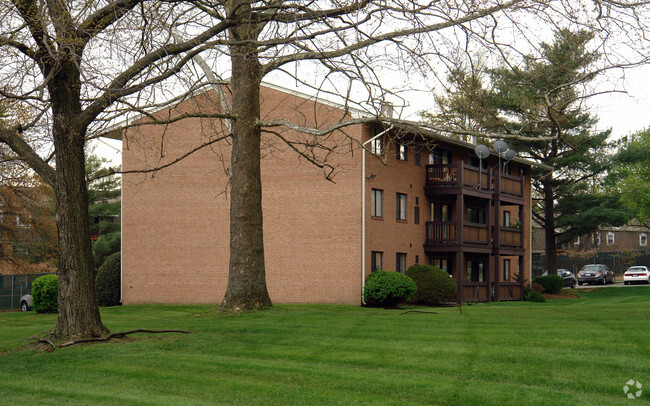 Building Photo - Falls Church Gardens