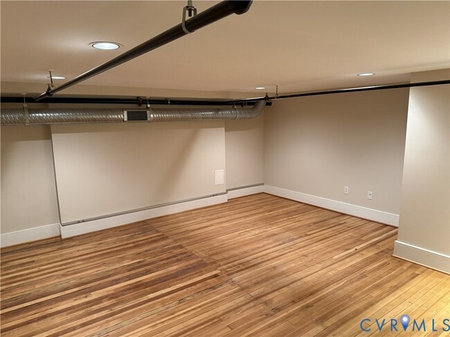 Building Photo - 105 E Broad St