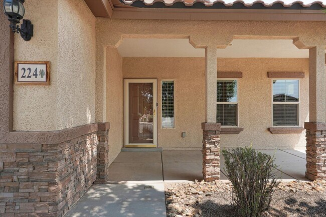 Building Photo - 224 Valle Alto Dr NE
