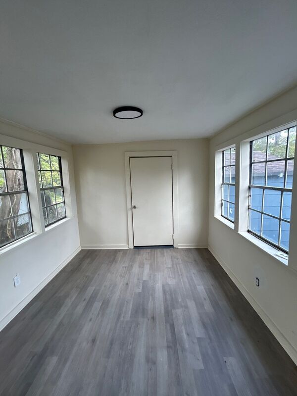 Building Photo - 437 Erie St