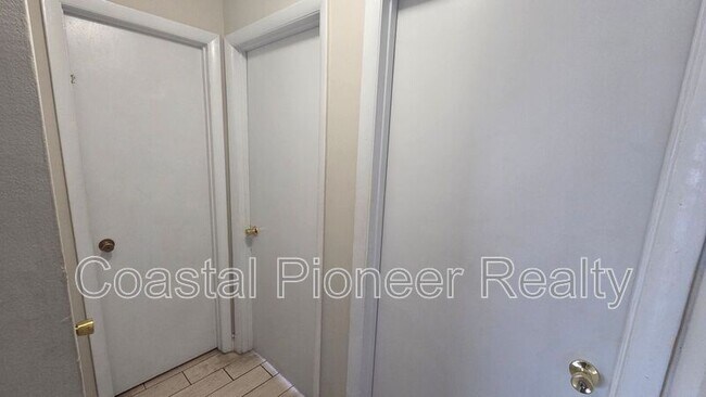 Building Photo - 7210 N Manhattan Ave