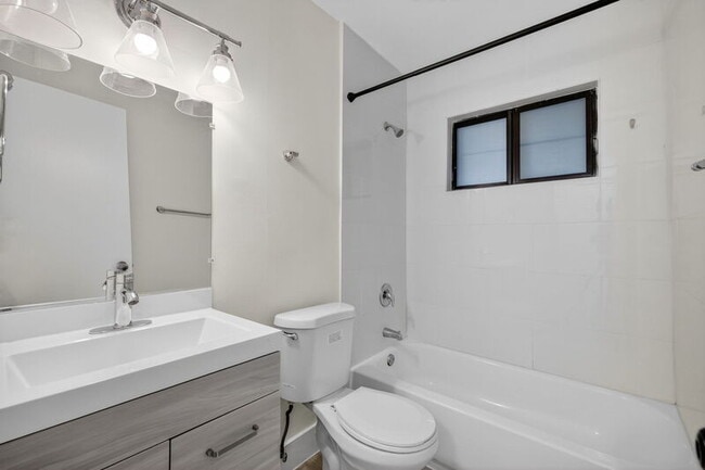 Building Photo - 615 NE 26th St