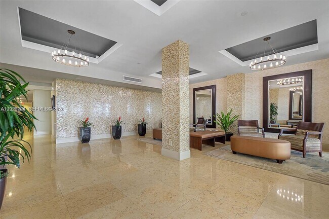 Building Photo - 1420 Brickell Bay Dr