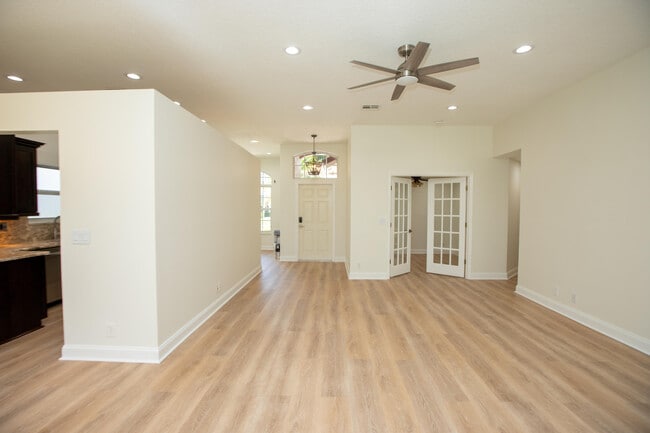 Building Photo - 10821 La Salinas Cir