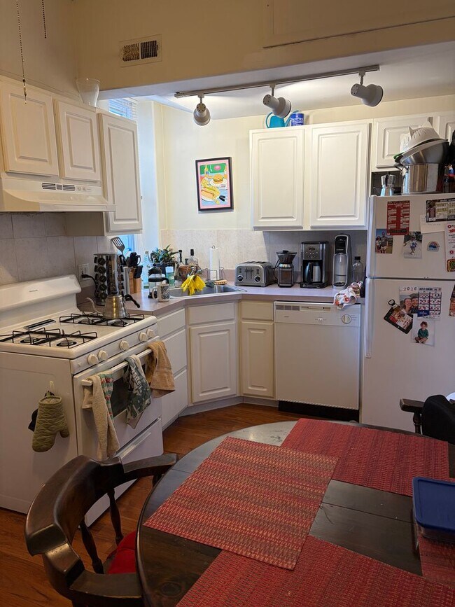 Building Photo - Queen Village - Fabric Row - 1  Bedroom 1 Bath Apartment