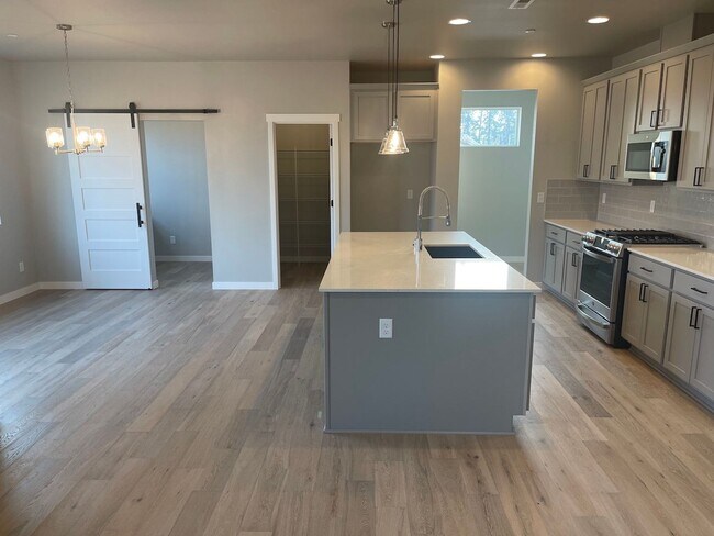 Building Photo - Beautiful New 5BD/4BTH Bella Cresta Home f...
