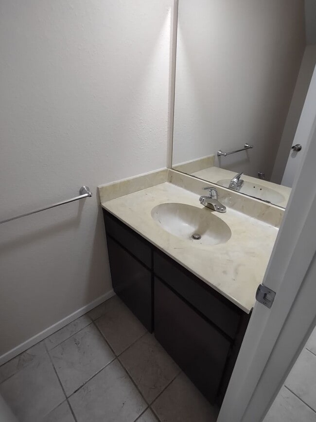 Building Photo - 2 Bedroom 2.5 bath apartment in residential south Denton area. Ecellent location.