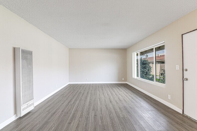 Interior Photo - 147 S Magnolia Avenue