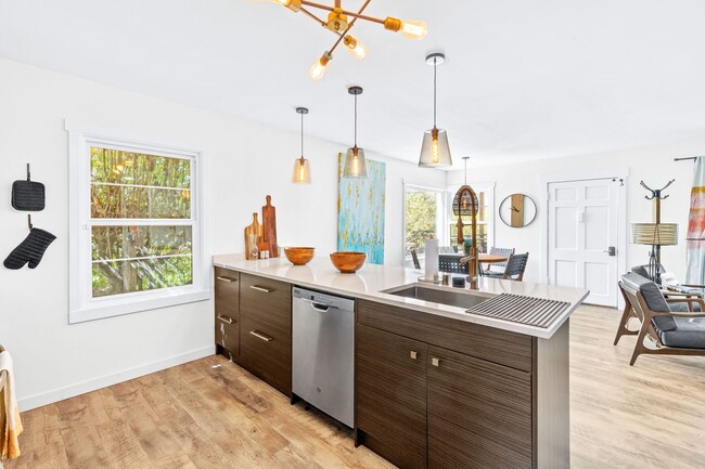 Building Photo - Fully Furnished 3-Bedroom, 1-Bath Modern B...