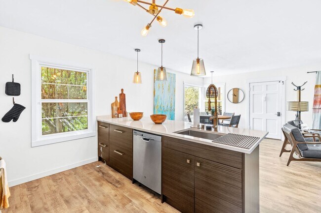 Building Photo - Fully Furnished 3-Bedroom, 1-Bath Modern Bungalow