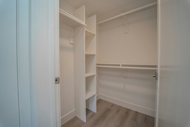 Building Photo - 2115 Holly Dr