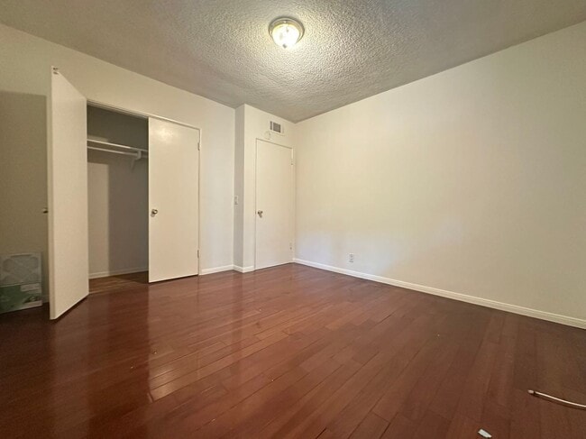 Building Photo - Three Bedrooms and Two Bathrooms