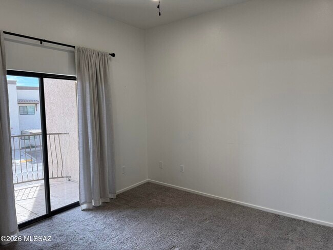 Building Photo - 2028 E River Rd