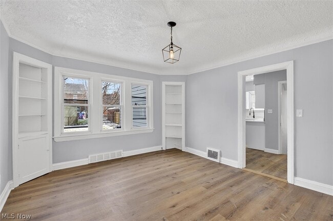 Building Photo - 231 E 210th St