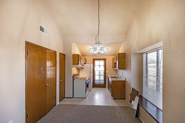 Building Photo - Super cute 2 bedroom townhouse!