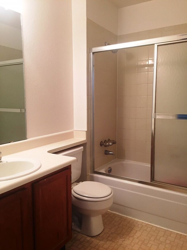 Building Photo - 2-Bedroom Condo Available For Rent In Nort...