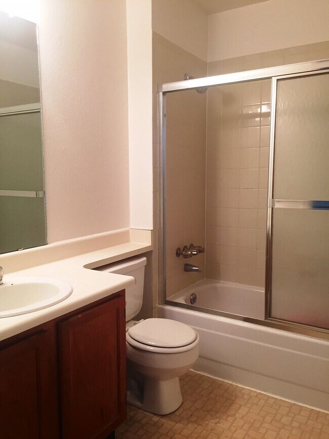 Building Photo - 2-Bedroom Condo in Northeast Boulder's Kin...
