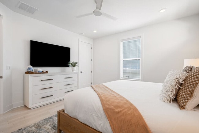 Building Photo - 31 Sarah St